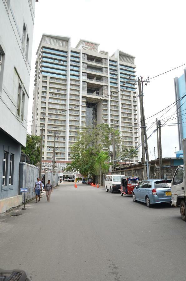Atrium - Iconic Apartment 斯里贾亚瓦德纳普拉科特 外观 照片